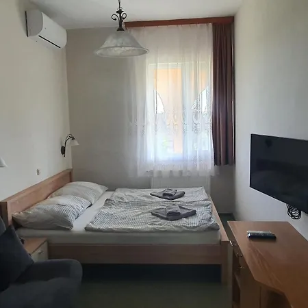 Bed & Breakfast Karat Panzio 3*