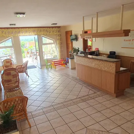 Bed & Breakfast Karat Panzio 3*